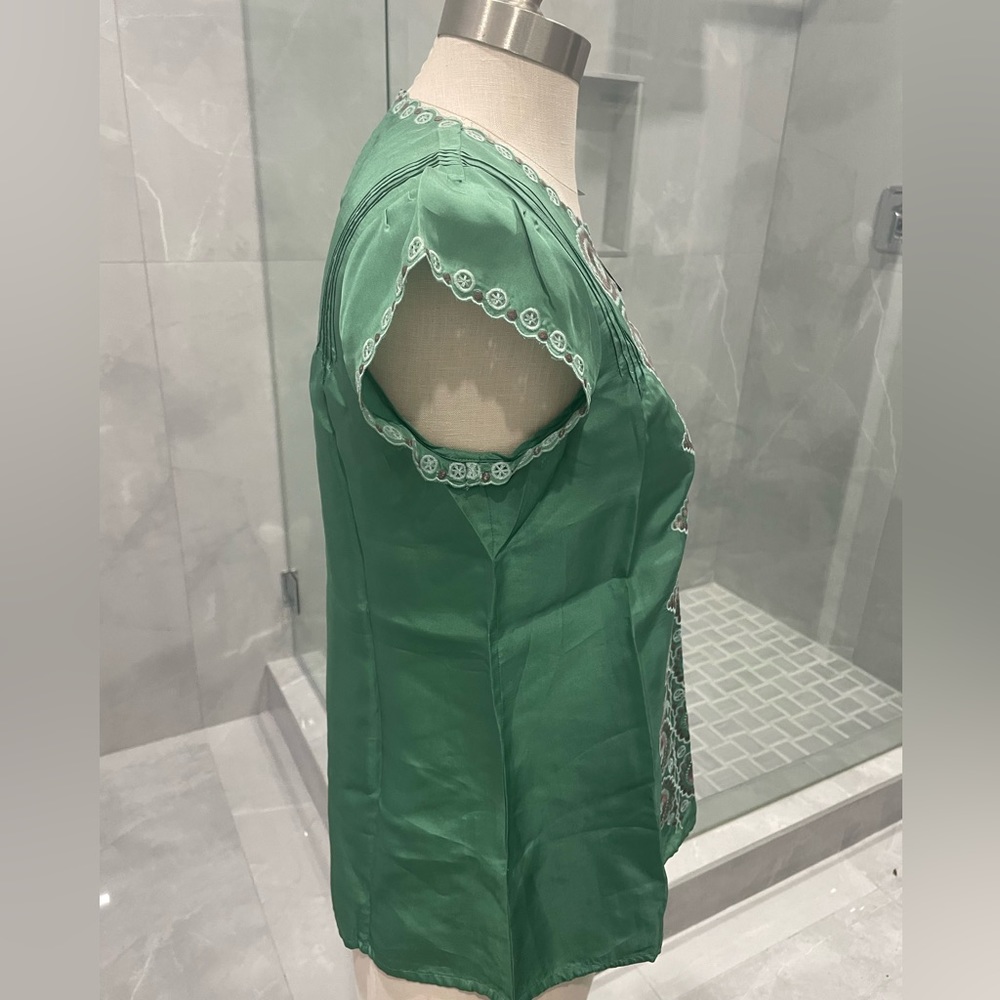 BCBGMAXAZRIA GREEN SILK TOP SIZE SMALL - Picture 15 of 16